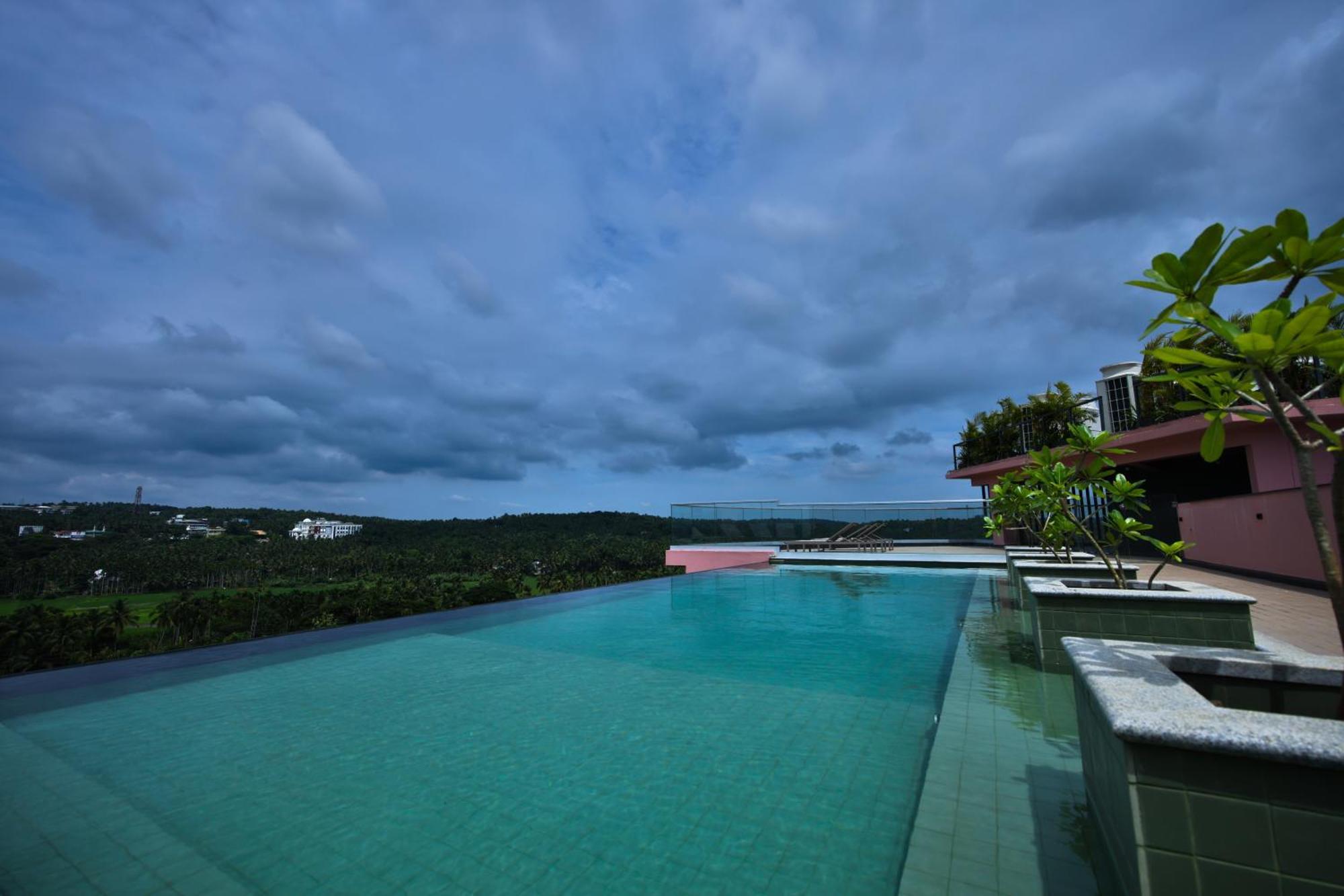 Pushpak Grande Hotel Kondotty Exterior photo